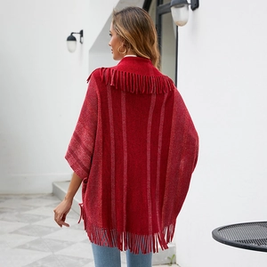 Poncho en maille rouge rayé pour femme avec franges et silhouette châle oversize