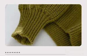 Detail der gerippten Manschetten am olivgrünen Strickpullover mit grober Textur