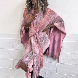 Bunter Strickponcho für Damen mit Fransen und weichen Pompon-Details für den Herbst