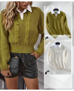 Detail von Zopfstrickpullover mit weißem Hemdkragen-Einsatz in Grün und Cremeweiß