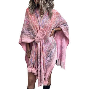 Damen Strickponcho in Rosa mit dekorativen Fellkugeln, langen Fransen und weicher Textur
