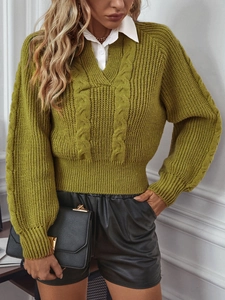 Dunkelgrüner Zopfstrickpullover mit weißem Hemdkragen im modischen Lagen-Look