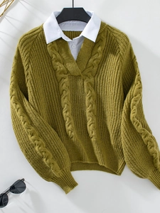 Detail der Zopfstrickstruktur am grünen V-Ausschnitt-Pullover mit integriertem Hemdkragen