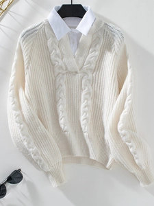 Detail von Zopfmuster und Hemdkragen an einem beigen Pullover in Strickoptik