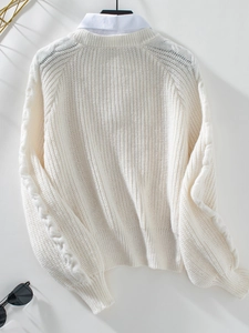 Detail von Zopfstrickpullover mit Hemdkragen-Einsatz und dekorativer Sonnenbrille