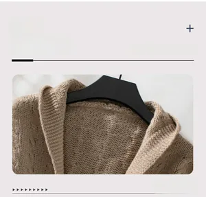 Détail de l'encolure du cardigan à capuche montrant la texture en maille torsadée