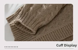 Détail de la manche d'un pull en maille torsadée avec poignet côtelé marron