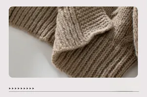 Gros plan sur les détails en maille torsadée kaki d'un cardigan à capuche confortable