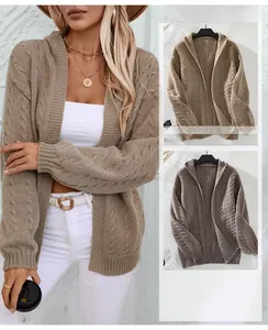 Détail de la maille torsadée sur un cardigan à capuche pour femme en coloris kaki et café
