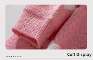 Gros plan détaillé des poignets côtelés du cardigan rose avec broderie coeur en peluche