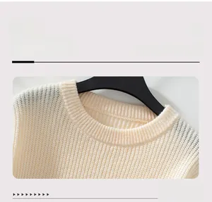 Dettaglio del girocollo a costine su un maglione lavorato a maglia a righe crema