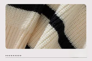 Dettaglio della trama del tessuto a maglia a righe bianche e nere di questo maglione donna