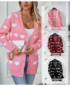 Détail de la texture en maille et broderie cœur sur le cardigan à manches longues col V