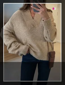 Détail du col en V et de la maille texturée sur un pull oversize beige pour femme
