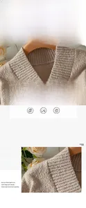 Gros plan détaillé sur la texture d'un pull en maille beige à col en V et côtes douces