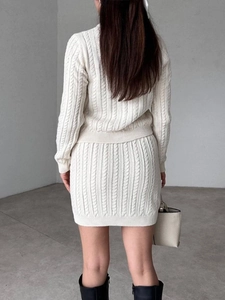 Ensemble chic deux pièces en maille torsadée crème avec pull et mini-jupe assortie