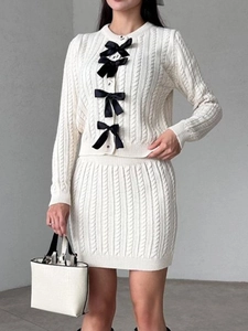Ensemble 2 pièces en maille torsadée blanche avec nœuds en velours noir et cardigan