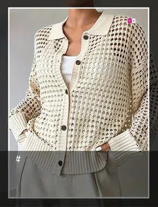 Dettaglio del cardigan in maglia beige traforata con bottoni e trama elegante