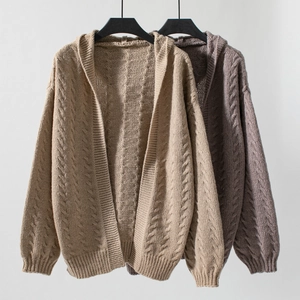 Détail du tricot torsadé sur gilets à capuche oversize en beige et violet clair
