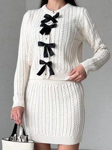 Ensemble deux pièces en maille torsadée blanche avec cardigan à nœuds et jupe assortie