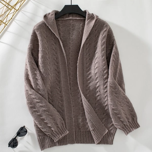Détail de la maille torsadée d'un cardigan à capuche lilas pour un look automnal
