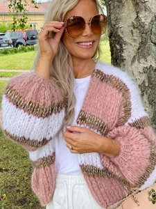 Elegant chunky knit cardigan with pink and brown stripes and lantern sleeves for women