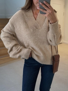 Pull en maille beige élégant avec col en V, coupe décontractée et poignets côtelés