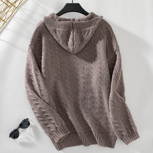 Détail de maille torsadée et poignets côtelés sur un cardigan à capuche taupe foncé