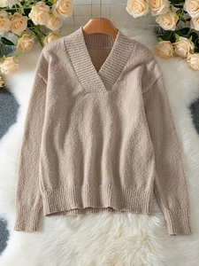 Pull en maille beige élégant avec col en V, pétales de rose et texture douce