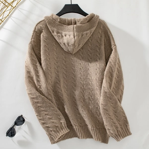 Détail du cardigan en maille torsadée kaki avec capuche et poignets côtelés épais