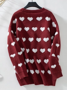 Détail du cardigan en maille bordeaux avec broderie cœur blanc et texture côtelée