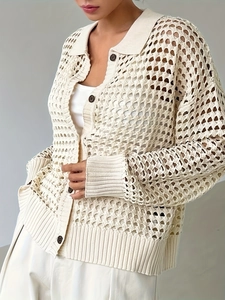 Elegante cardigan in maglia traforata beige da donna con revers classici e bottoni