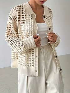 Elegante cardigan in maglia traforata bianco crema con bottoni scuri e colletto raffinato