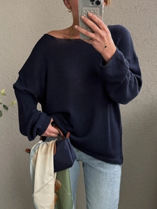 Elegante maglione a maglia blu scuro con girocollo, vestibilità ampia e spalle scese