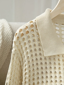 Dettaglio ravvicinato della polo in maglia traforata beige con trama a rete e colletto