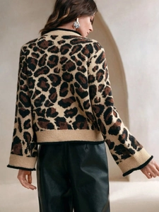 Vue arrière du cardigan léopard avec bordures noires contrastées et détail de laçage