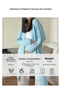 Détail du cardigan en maille bleu clair avec composition du tissu et étiquette de soin