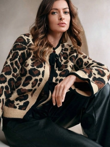 Détails du cardigan en maille léopard avec nœuds avant et texture douce