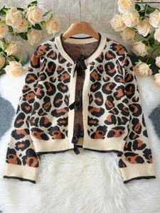 Détails du gilet en maille léopard avec nœuds noirs et textures rétro françaises