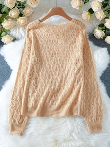 Détails du pull en maille ajourée beige avec motifs de feuilles et texture au crochet