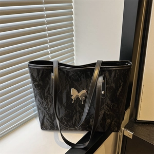 Sac Fourre-tout en Cuir PU Plissé pour Femmes Mode Grande Capacité Sac à Épaule avec Ornement Papillon en Métal Chic Street Style Sac à Main de Navette