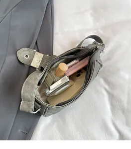 Vue détaillée de l'intérieur du sac offrant un grand espace pour téléphone et maquillage