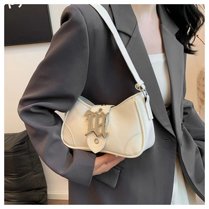 Détail du sac croissant blanc avec boucle métallique gothique M et texture en cuir