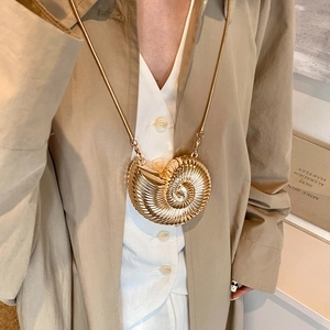Luxuriöse goldene Mini-Umhängetasche in Muschelform mit Metallkette für Damen