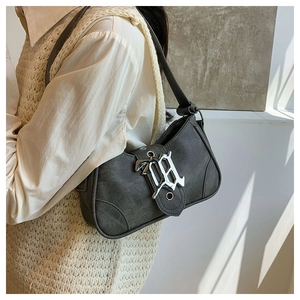 Détail du sac croissant gris foncé avec boucle métallique et coutures rétro apparentes