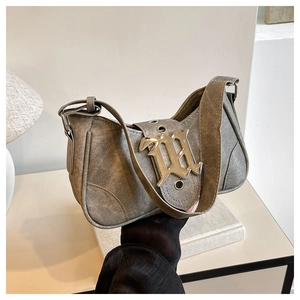 Vue détaillée du sac croissant en denim gris rétro avec boucle en métal gothique