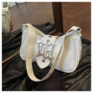 Détail du sac croissant blanc avec lettres gothiques argentées et cuir grainé