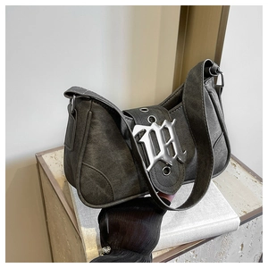 Détail du sac hobo en denim délavé gris avec boucle gothique en métal sur support en pierre