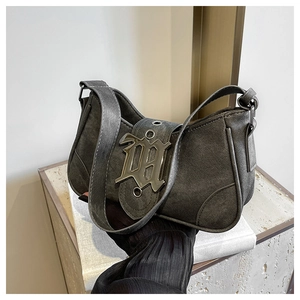 Détail du sac croissant en denim anthracite avec boucle M en métal et surpiqûres