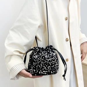 Sac seau à paillettes élégant noir et argenté avec fermeture à cordon réglable